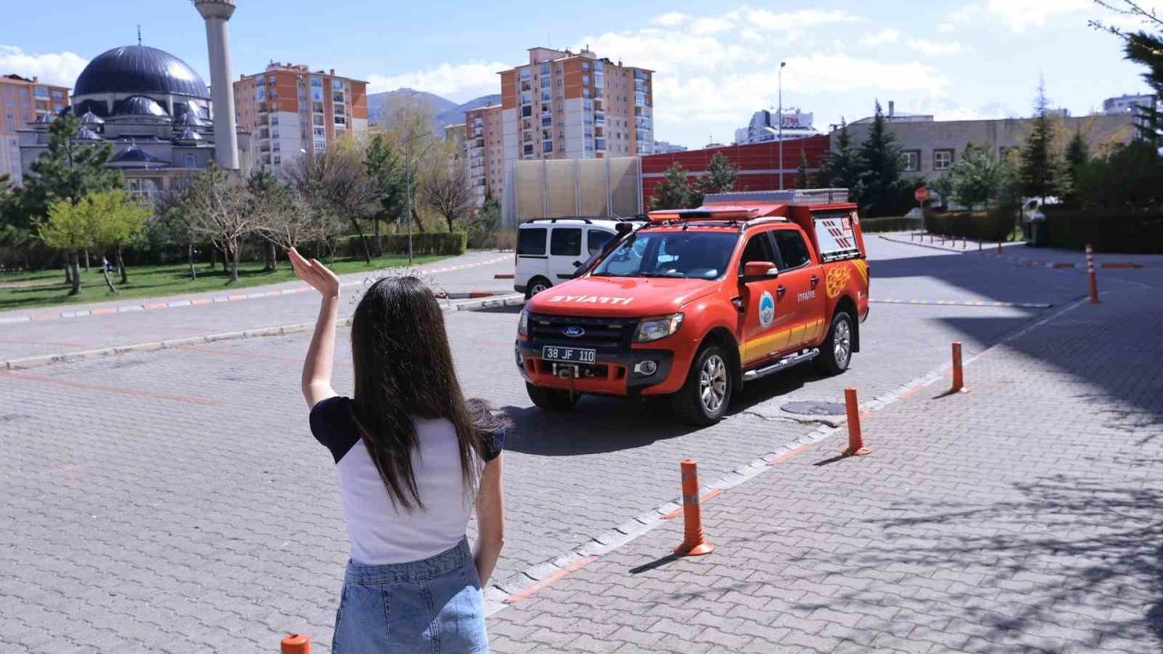 Küçük Aleyna’ya doğum gününde itfaiye ekiplerinden sürpriz