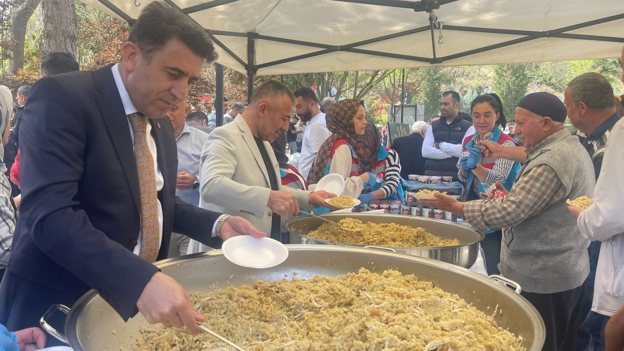Cami çıkışı binlerce kişiye ‘Şifalı Pilav’ ikram ettiler