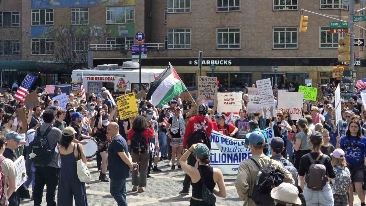New York’ta binlerce kişi Başkan Trump’ı protesto etti