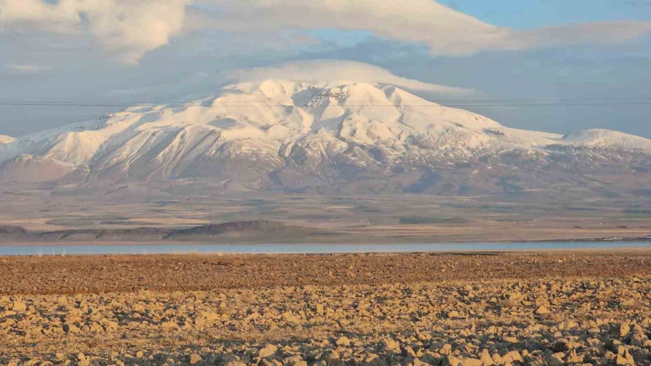 Süphan Dağı’nın zirvesinde mercek bulutu görüntülendi