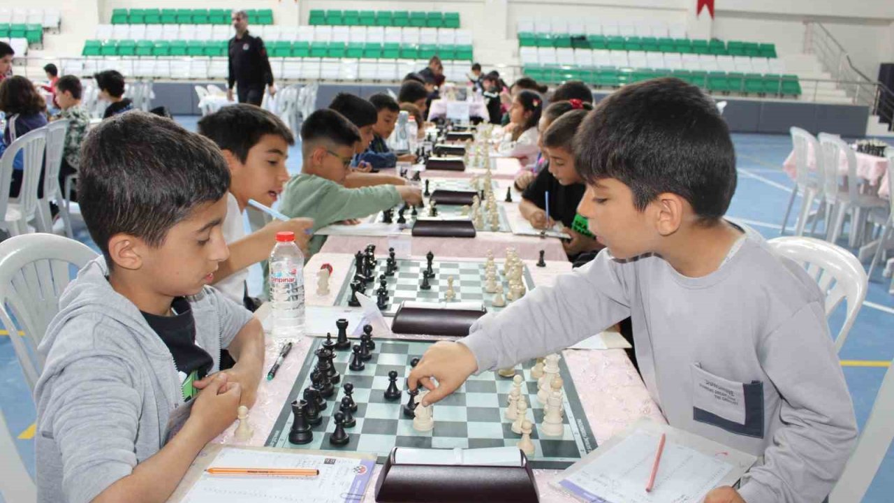 Elazığ’da satranç turnuvası büyük ilgi gördü