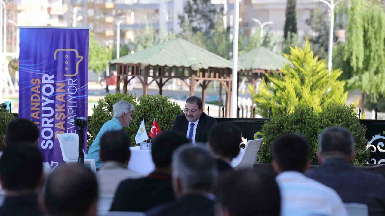 Başkan Mehmet Canpolat, alana masa kurup vatandaşı dinledi