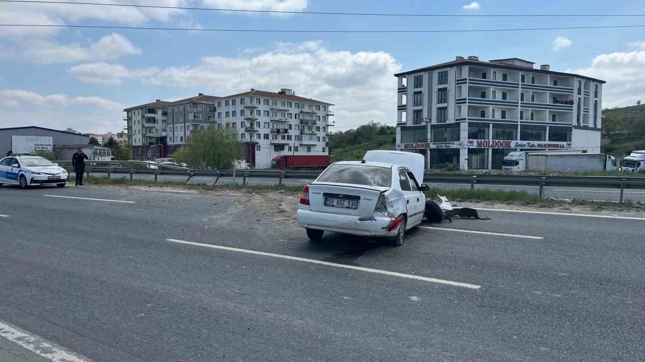 Bariyerlere çarpan otomobil, yol üzerinde ters döndü: 1 yaralı