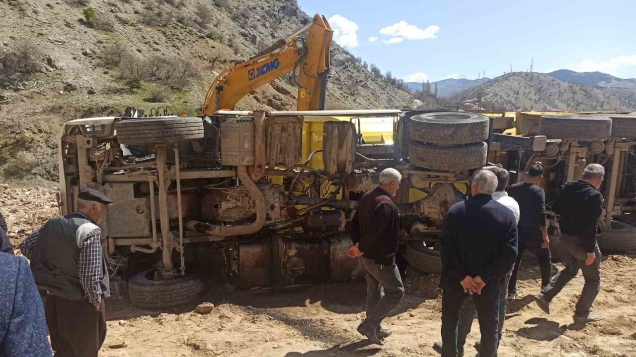 Hafriyat kamyonu devrildi