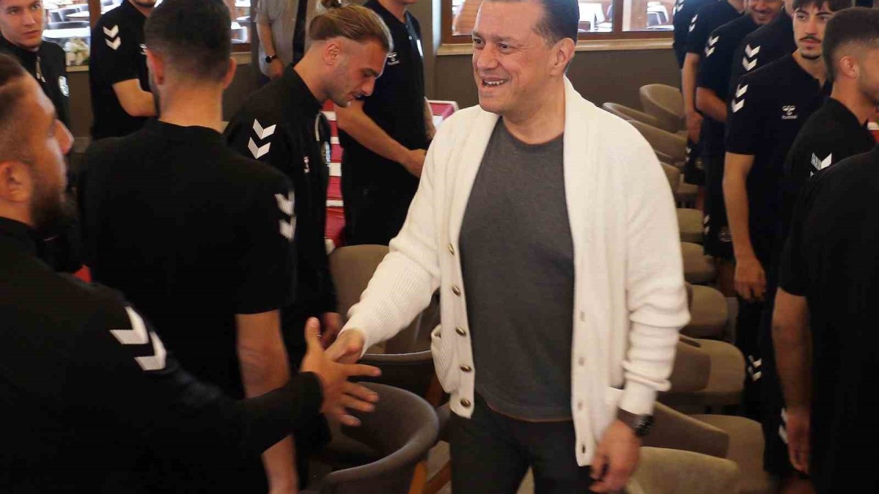 Milletvekili Hatipoğlu, Eskişehirspor oyuncularıyla bir araya geldi