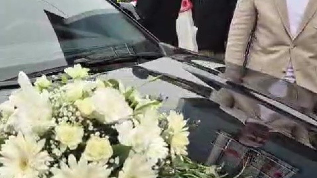 Damadın arkadaşı, sopayla gelin arabasının önünü kesip bahşiş aldı