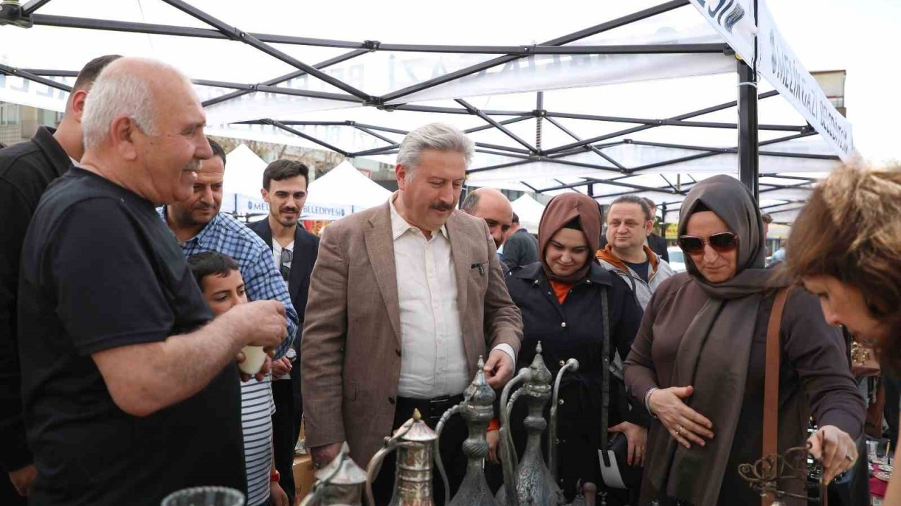 Geçmişin izlerini taşıyan antika eşyalar bu pazarda