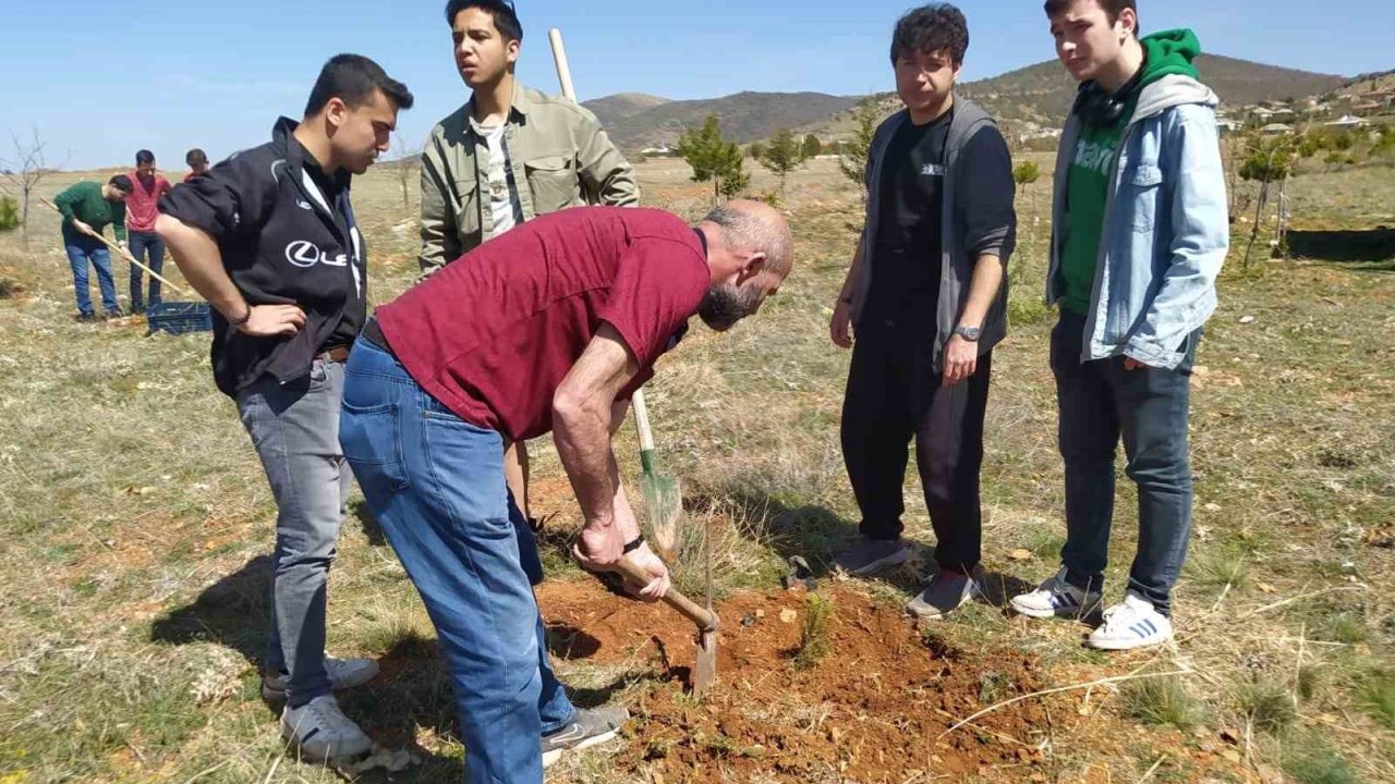 Hüyük’te şehitler anısına fidanlar toprakla buluşturuldu