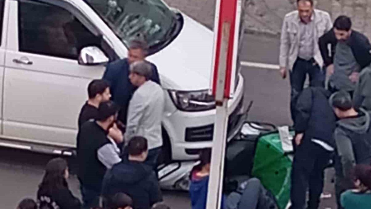 Panelvan motosiklete çarptı: 1 yaralı