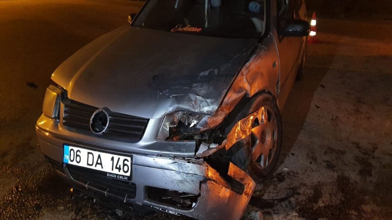 Yalvaç’ta kafa kafaya çarpışan iki araçta 3 kişi yaralandı