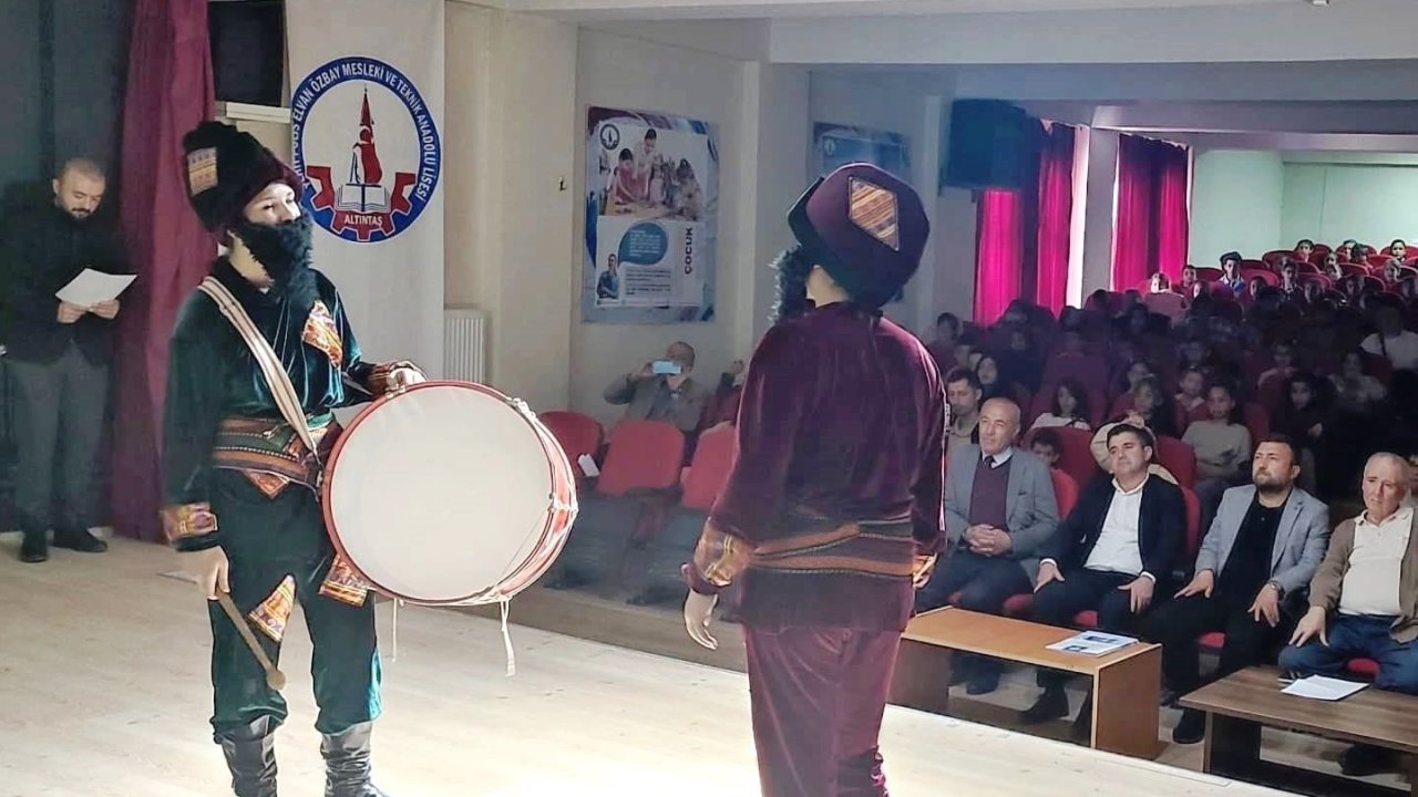 Altıntaş’ta Hacivat ve Karagöz oyunu miniklerle buluştu