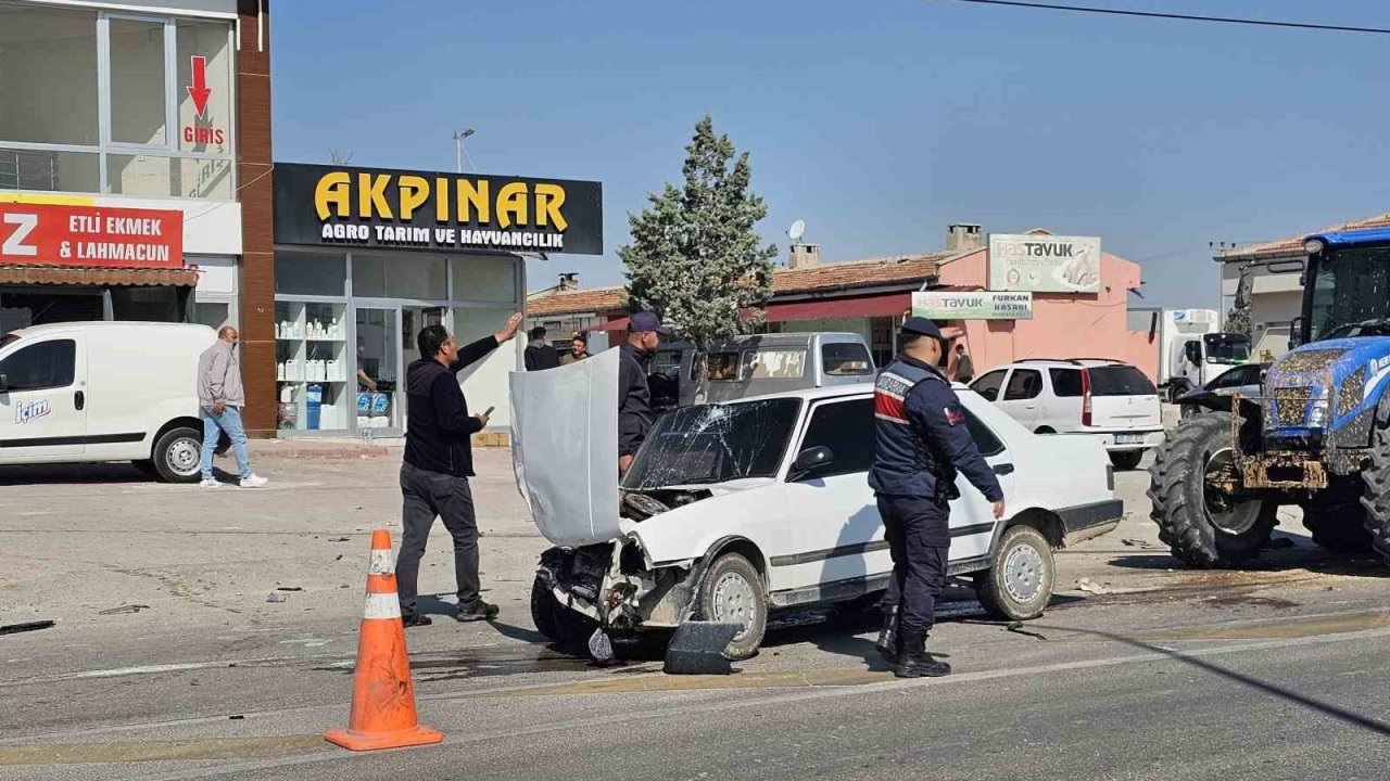 Ehliyetsiz sürücü kaza yaptı: 2 yaralı