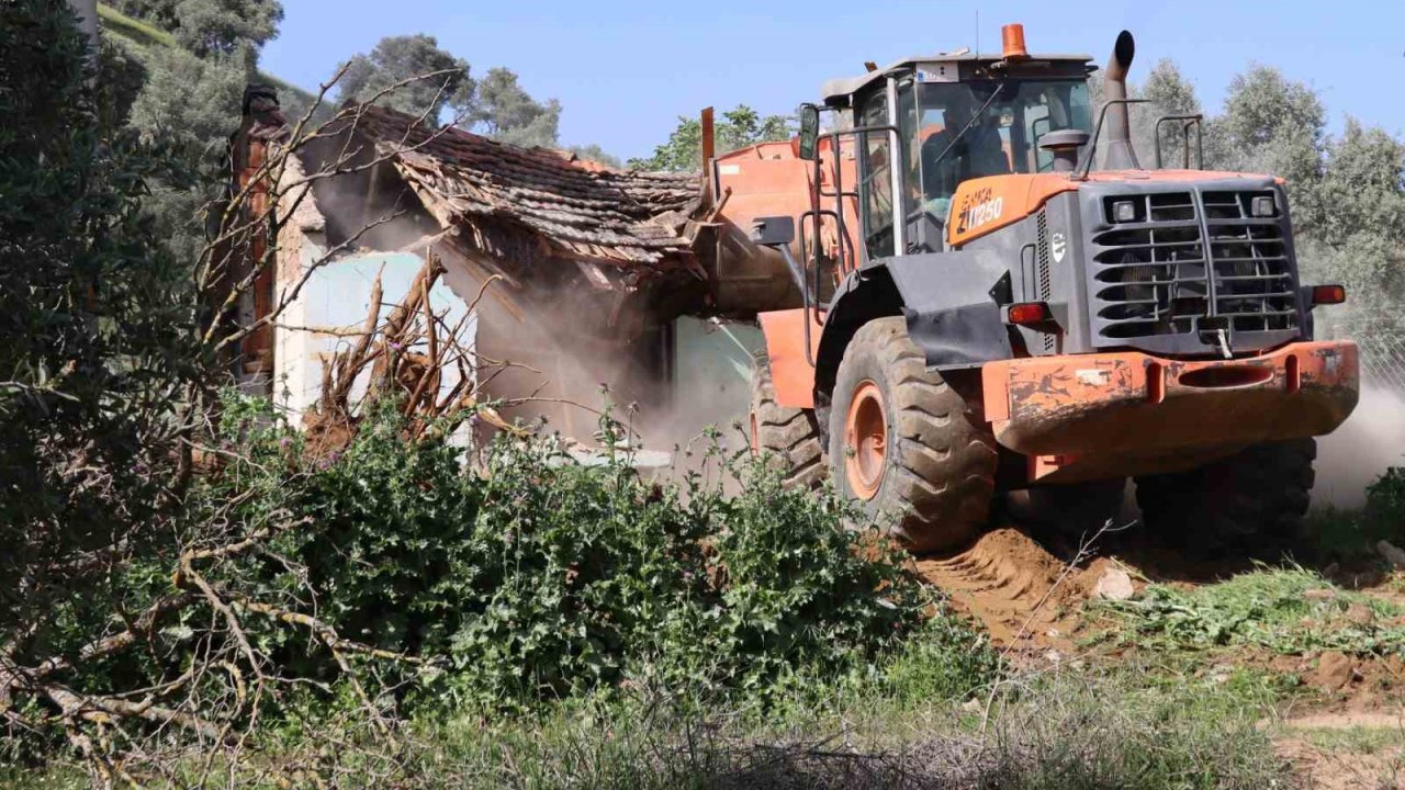 Nazilli’de metruk binaların yıkımı sürüyor