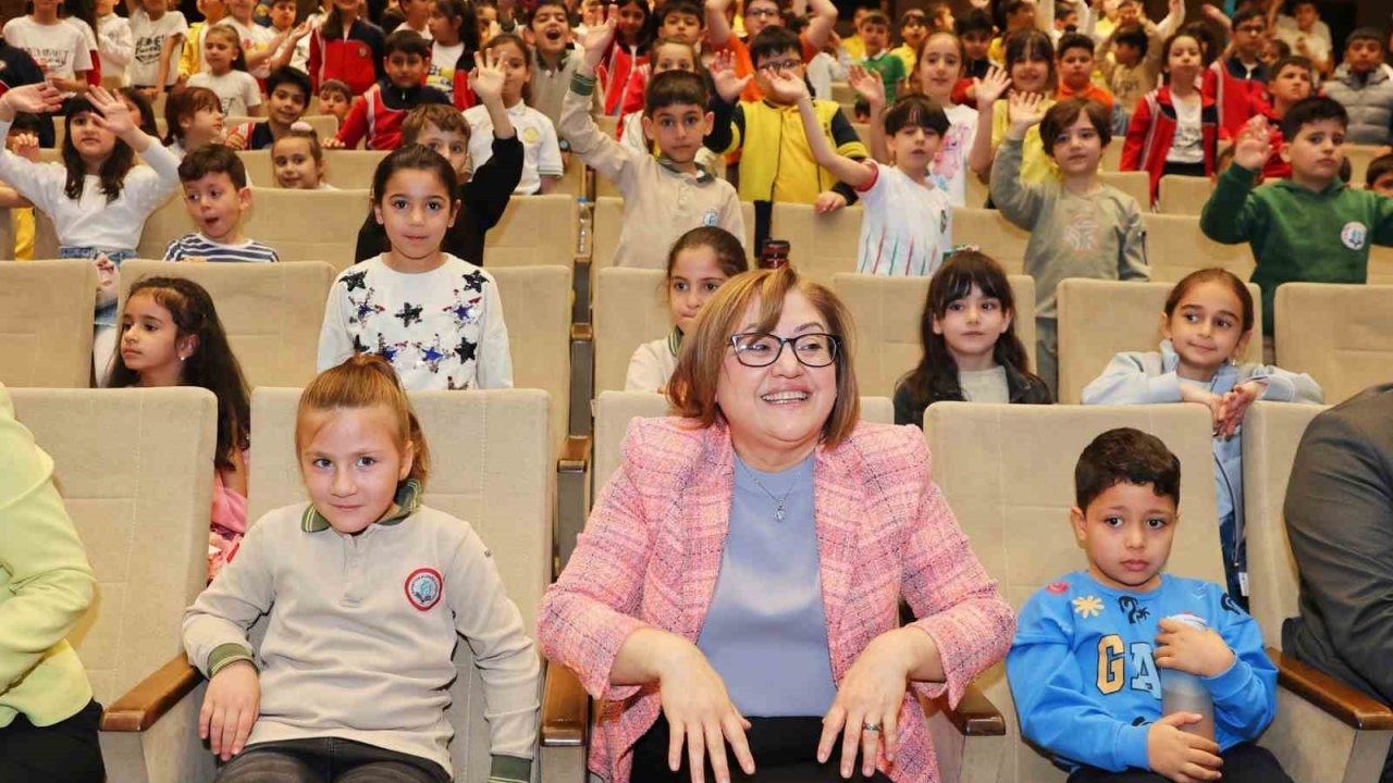 İkinci çocuk tiyatroları şenliğine katılan Şahin, yoğun ilgiyle karşılandı
