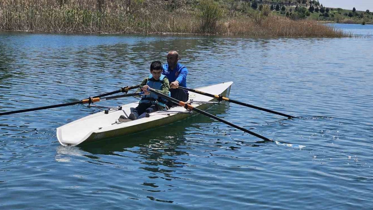 Otizmli çocuklar kürek sporu ile tanıştı