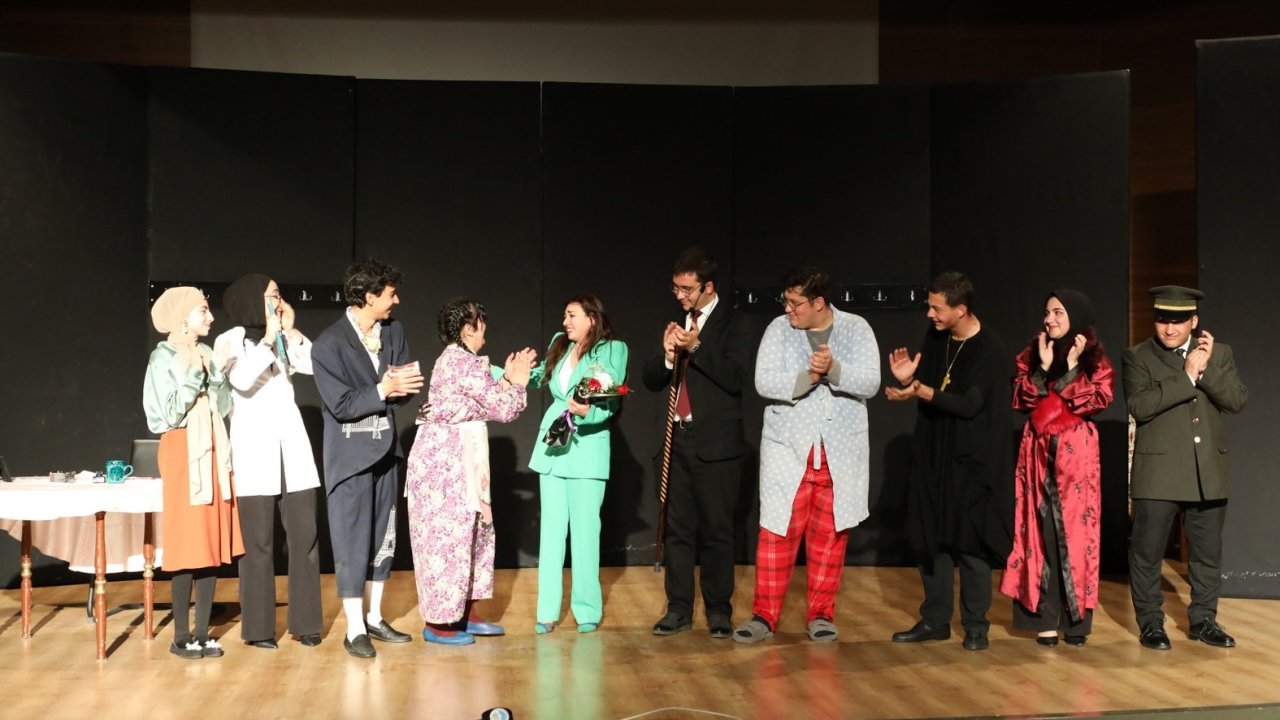 Mektep Melikgazi’nin oyuncuları performanslarıyla alkış topladı