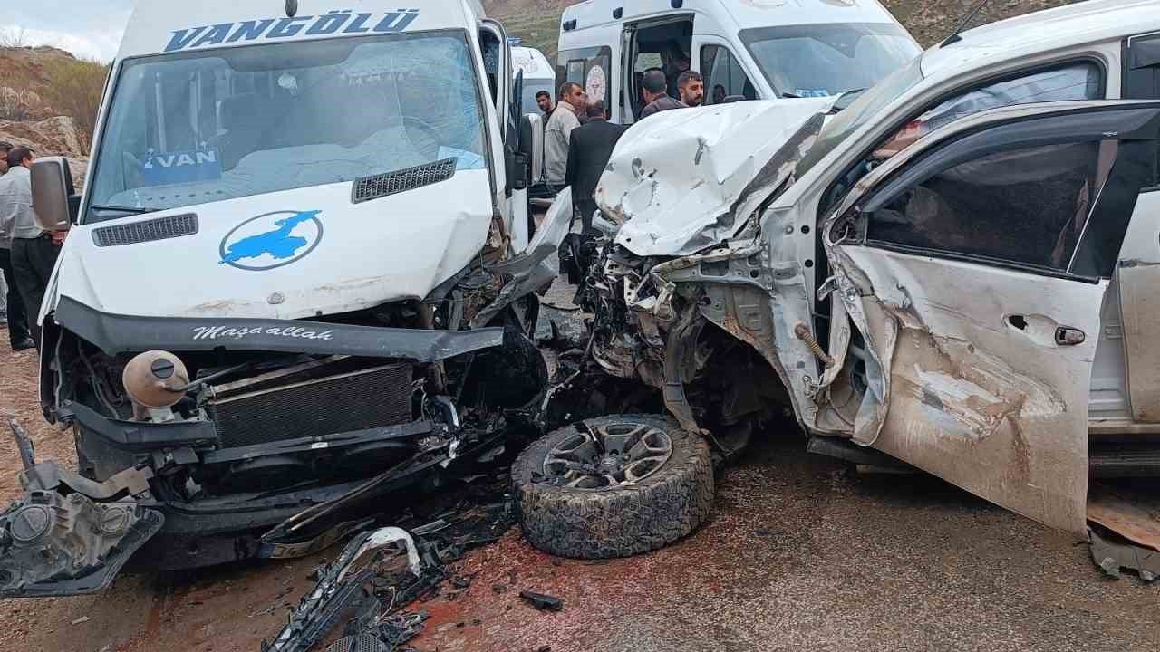 Yüksekova’da trafik kazası: 4 yaralı