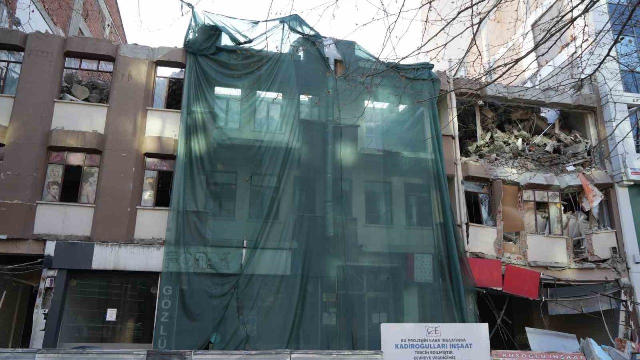 Kastamonu’da yıkım çalışmaları sırasında bina çöktü, yol ulaşıma kapatıldı