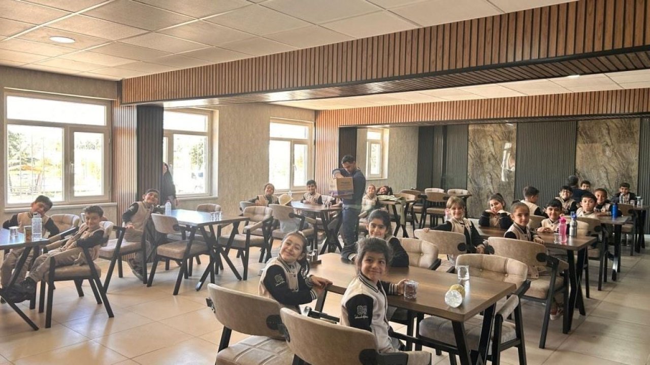 Dicle’de ilkokul öğrencileri Mehmetçikle birlikte fidan dikti