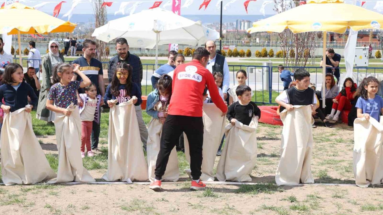 Minikler, 2’inci Çocuk Kitap Fuarı ve Şenliği’nde Spor AŞ ve KAYMEK ile çoşuyor