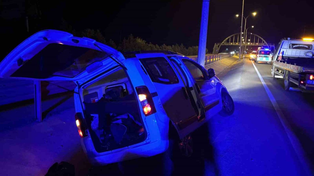 Refüje giren hafif ticari araçta 2 kişi yaralandı