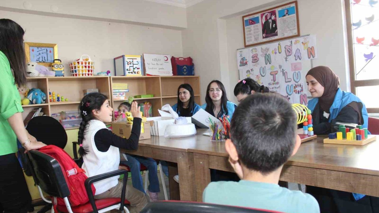 Salih Baba Yurdu gönüllüleri 23 Nisan’ı özel çocuklarla kutladı