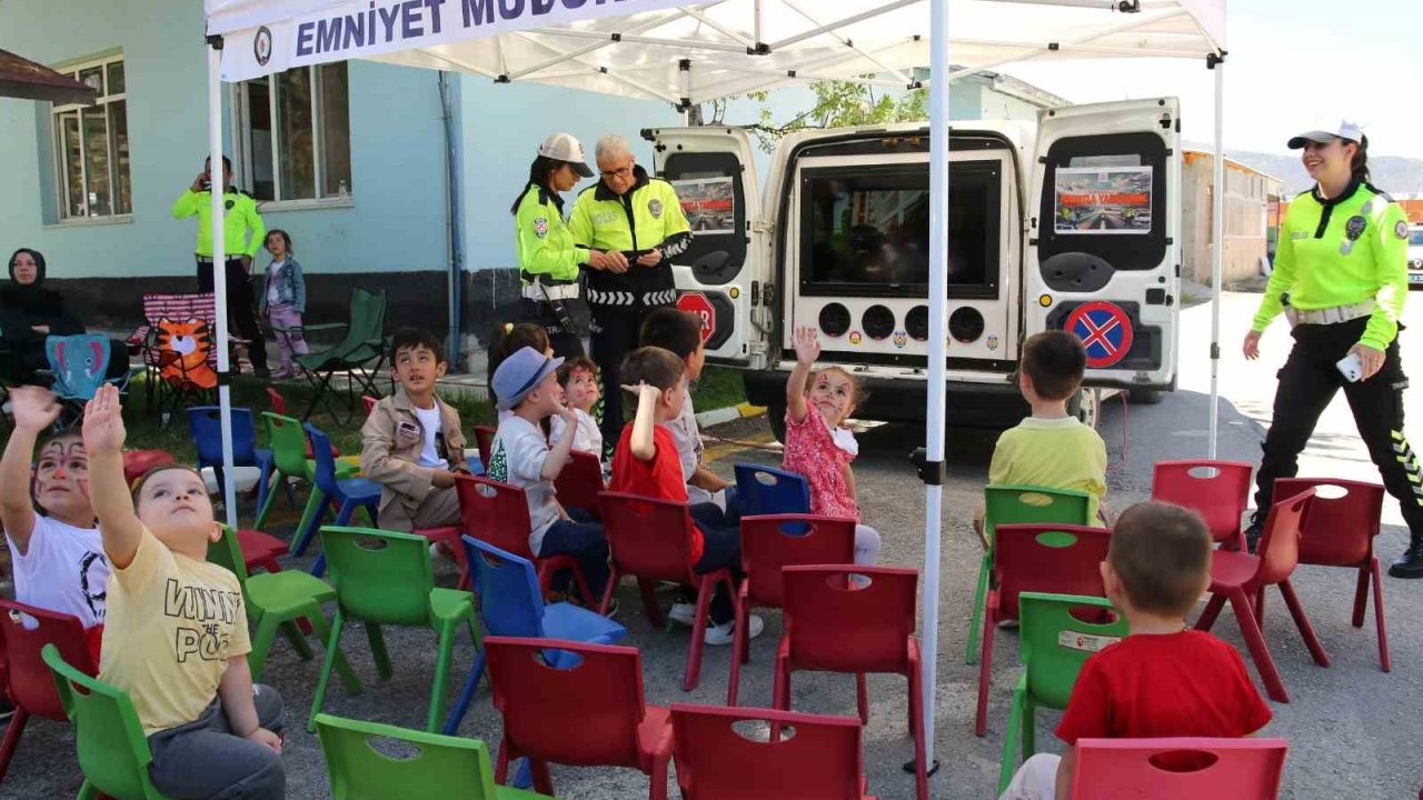 Polislerden çocuklara erken 23 Nisan kutlaması