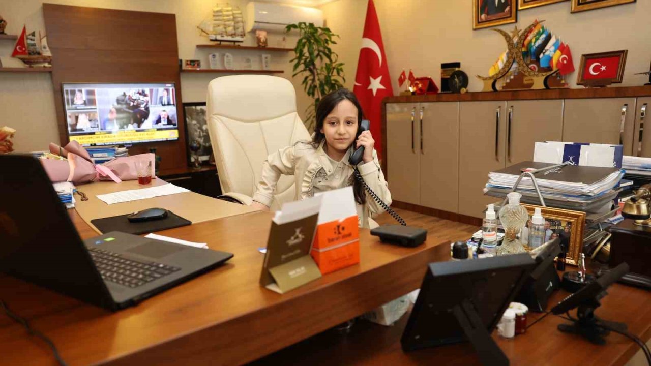 Başkan Bıyık koltuğunu minik İpek’e bıraktı