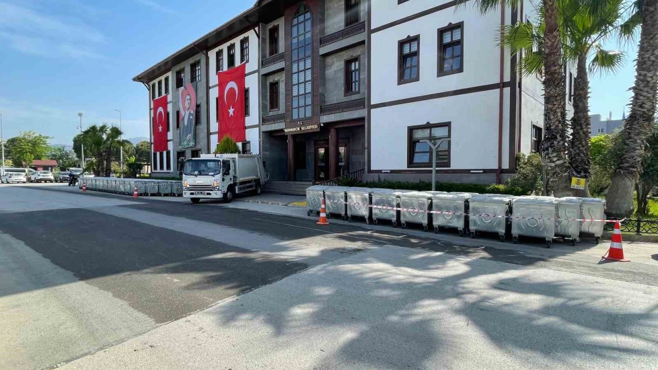Germencik’te yeni çöp kamyonu ve konteynerler sergileniyor