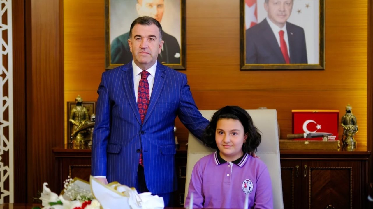 Valinin makam koltuğuna temsili 6. sınıf öğrencisi oturdu