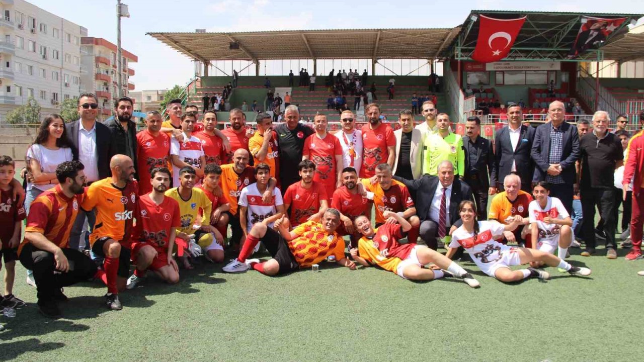Galatasaray’ın efsaneleri Cizre’de gençlerle dostluk maçı yaptı