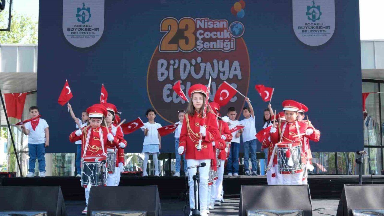 Çocuklardan renkli bando gösterisi