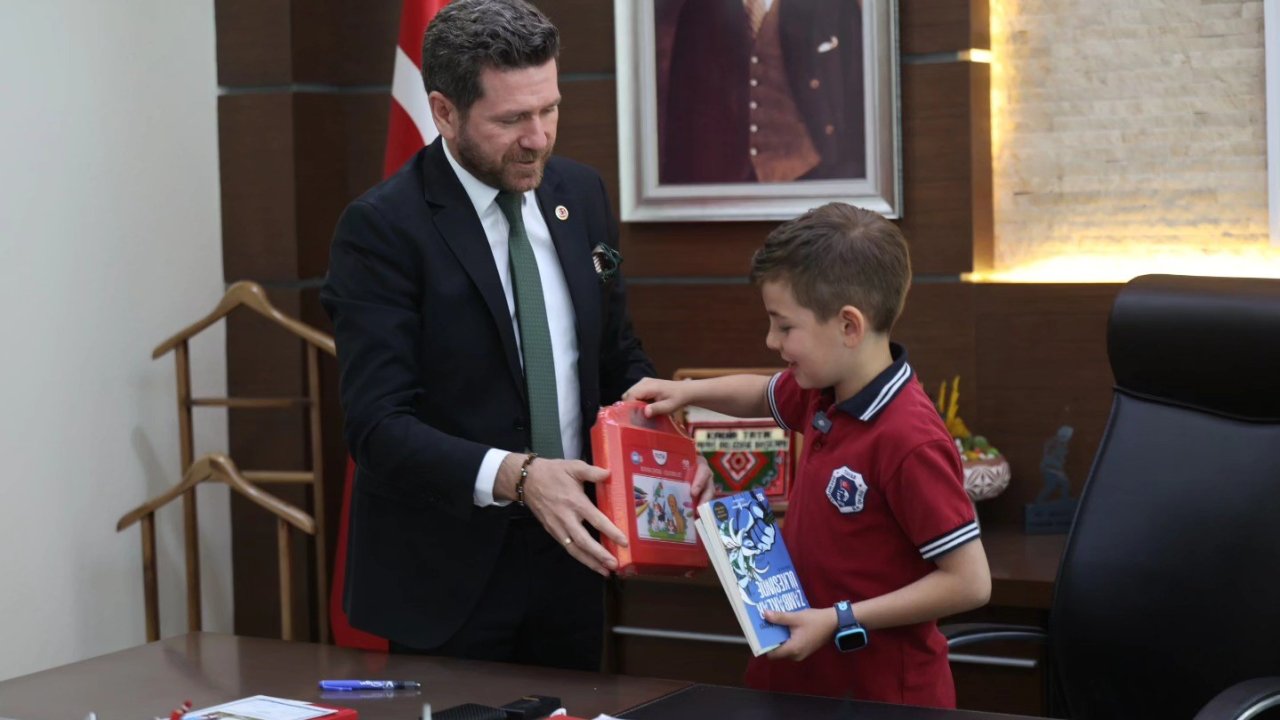 Başkan Tatık makamını iki öğrenciye devretti