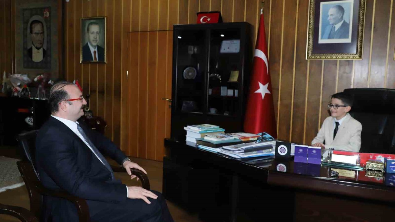 Rektörlük koltuğu 23 Nisan’da minik rektöre emanet