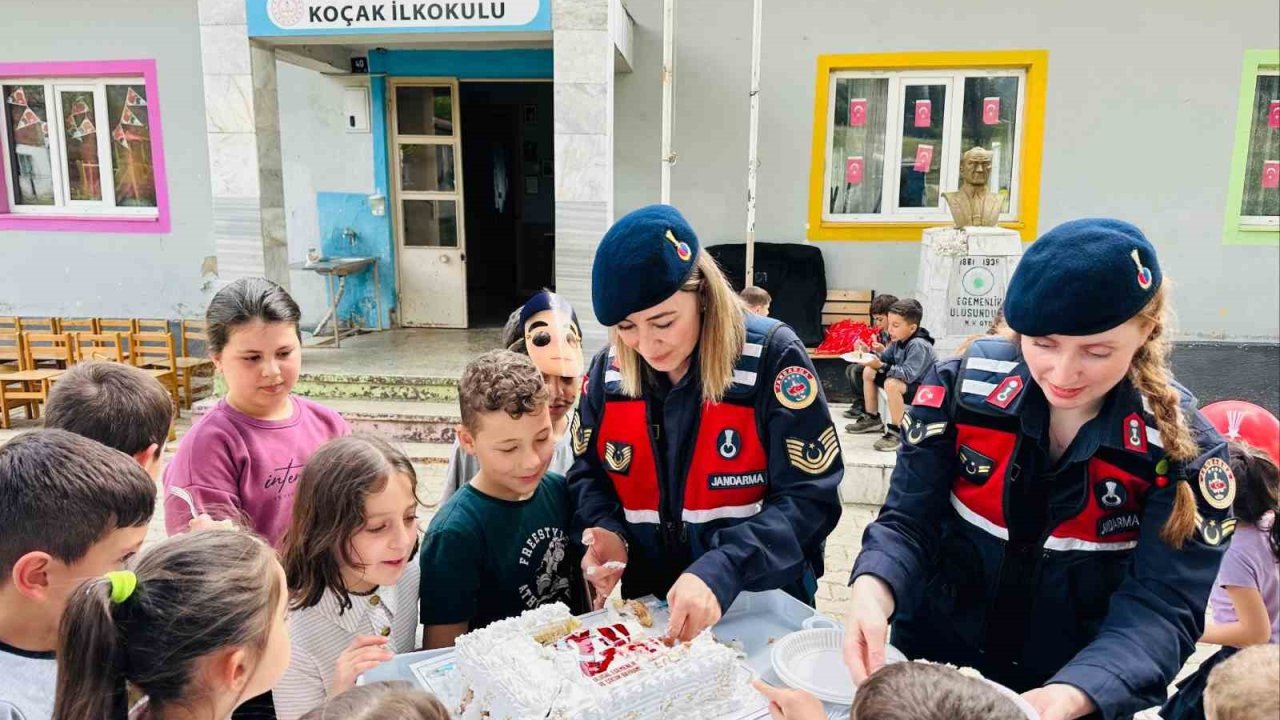 Jandarmadan çocuklara ’23 Nisan’ pastası