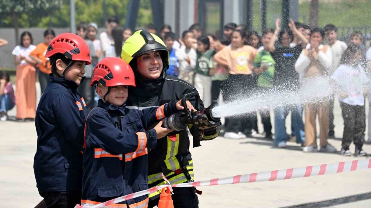 Mersin’de çocuklar bir günlüğüne itfaiyeci oldu