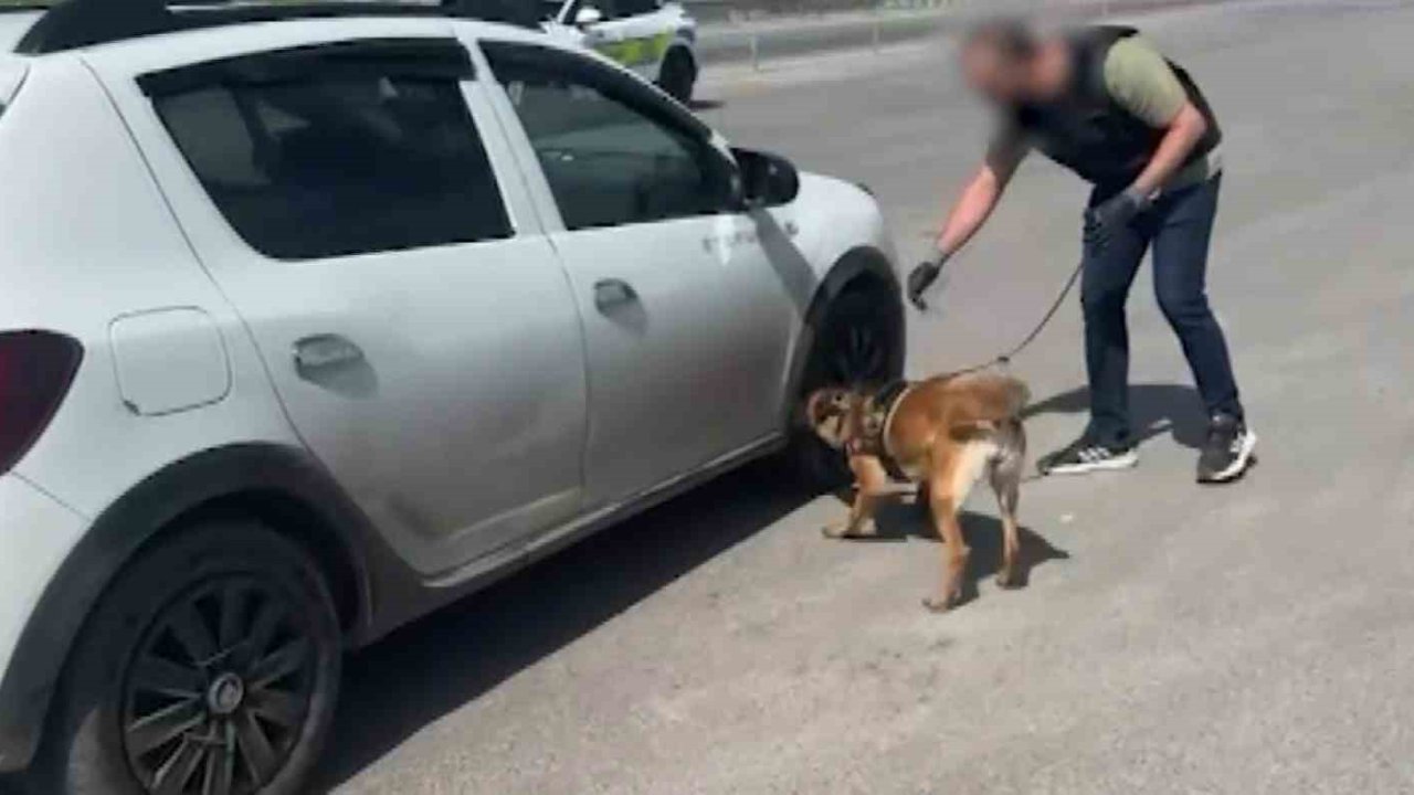 Aracın tabanında 1 kilo 706 gram uyuşturucu madde ele geçirildi