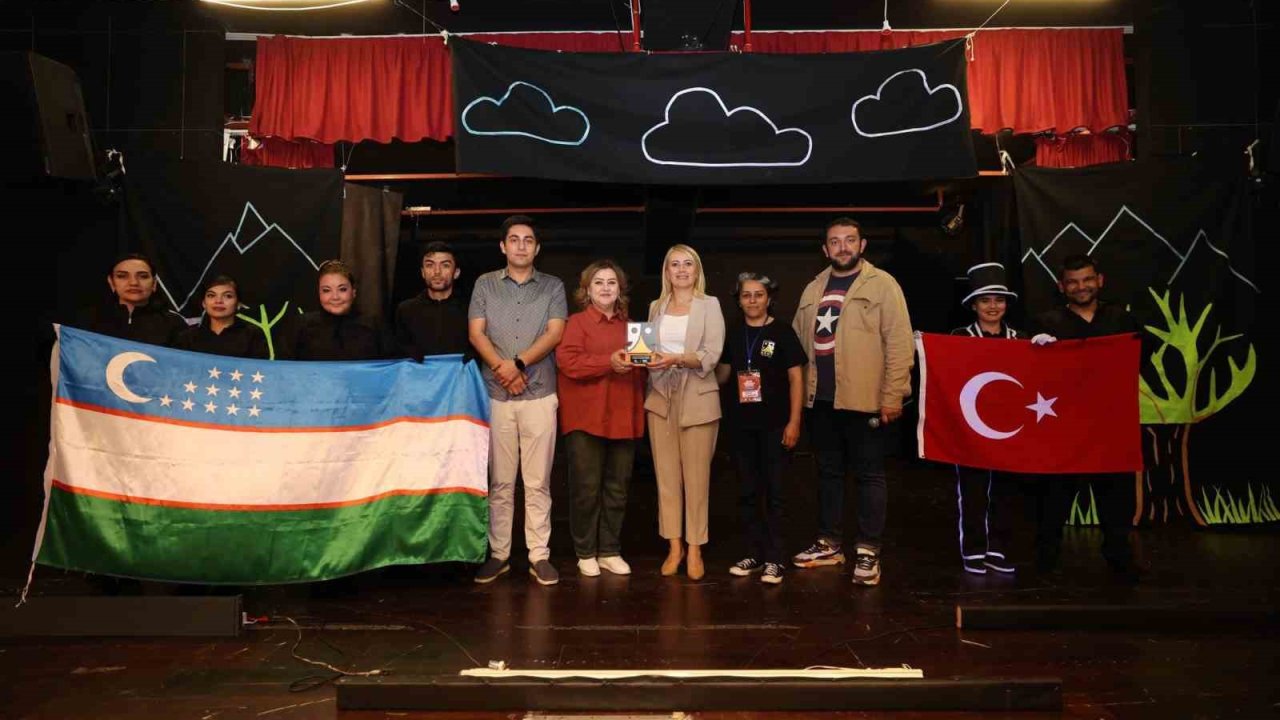 Merkezefendi’nin dört bir noktasında tiyatro oyunları sahnelenmeye devam ediyor