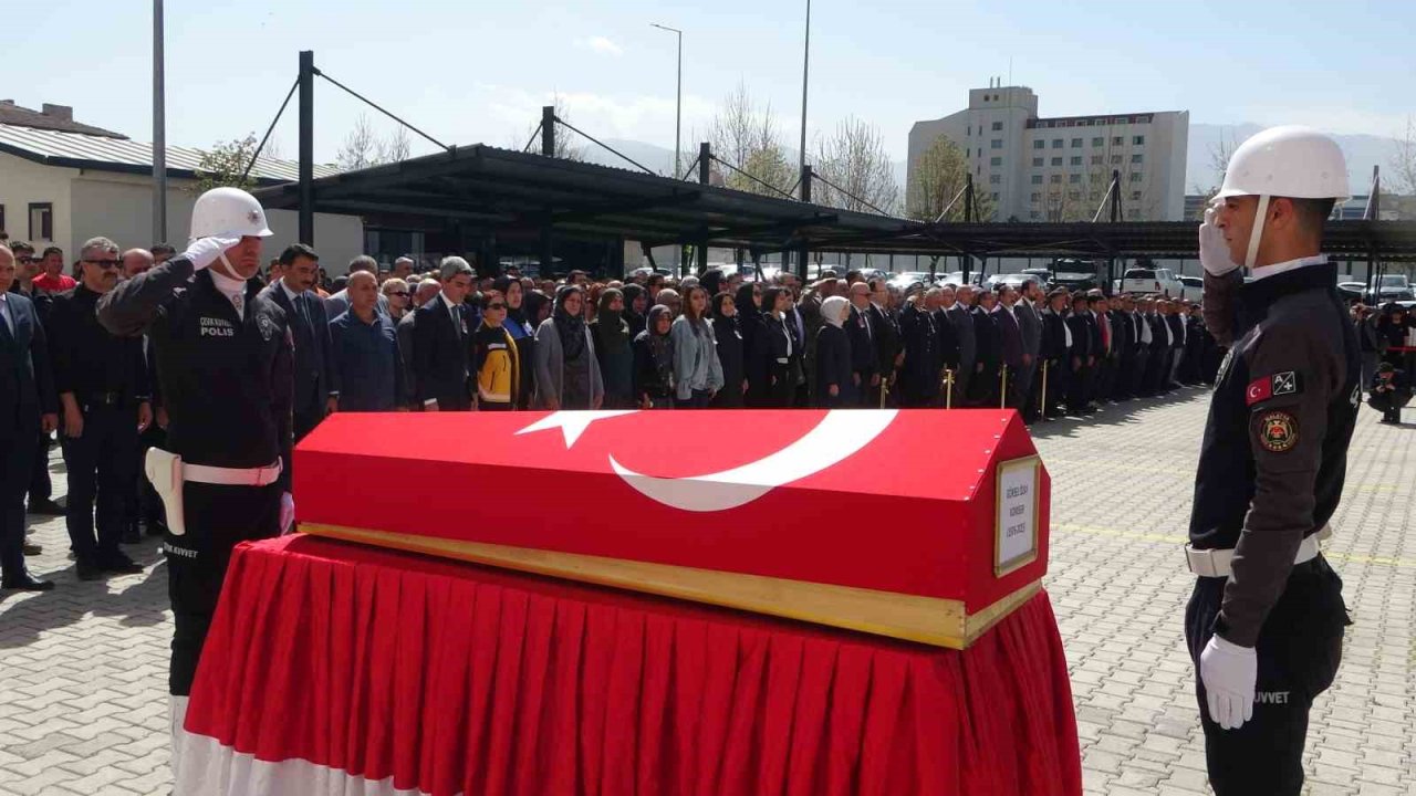 Malatya’da kalp krizi geçiren komiserin naaşı törenle memleketine uğurlandı