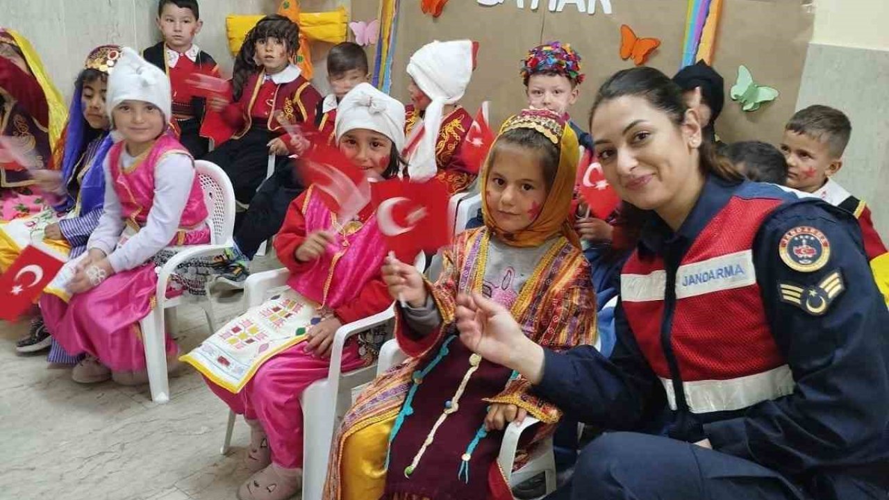 Jandarma’dan miniklere bayram sürprizi