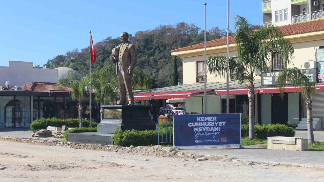 Kemer Cumhuriyet Meydanı turizm sezonuna hazırlanıyor