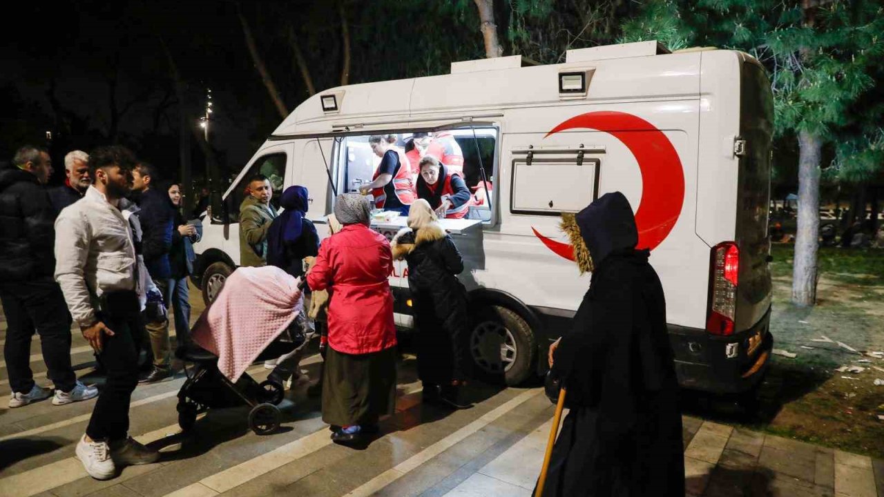 İstanbul’da Kızılay’ın beslenme desteği sabaha kadar sürdü
