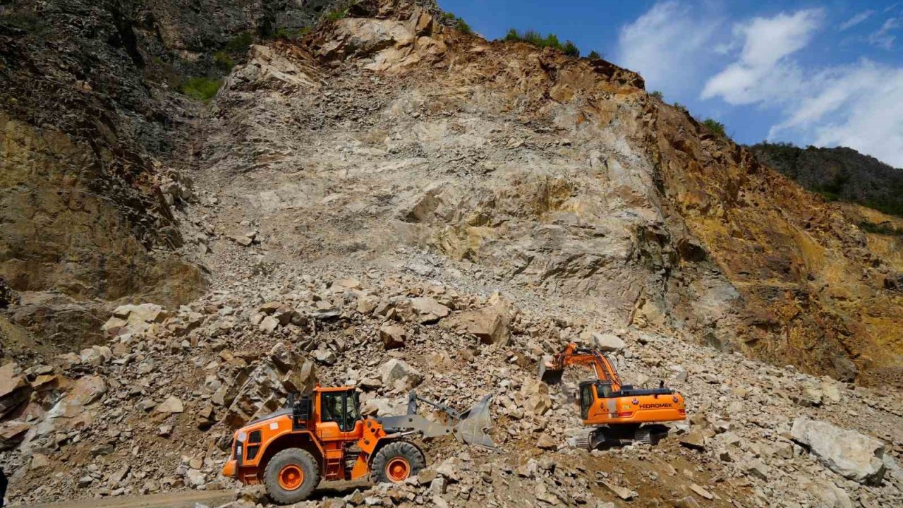 Gümüşhane-Giresun karayolundaki heyelanın ardından temizleme çalışmaları sürüyor