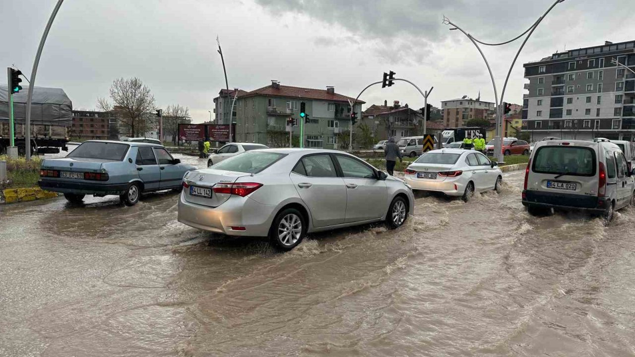 Uşak’ta sağanak yağış yolları göle çevirdi