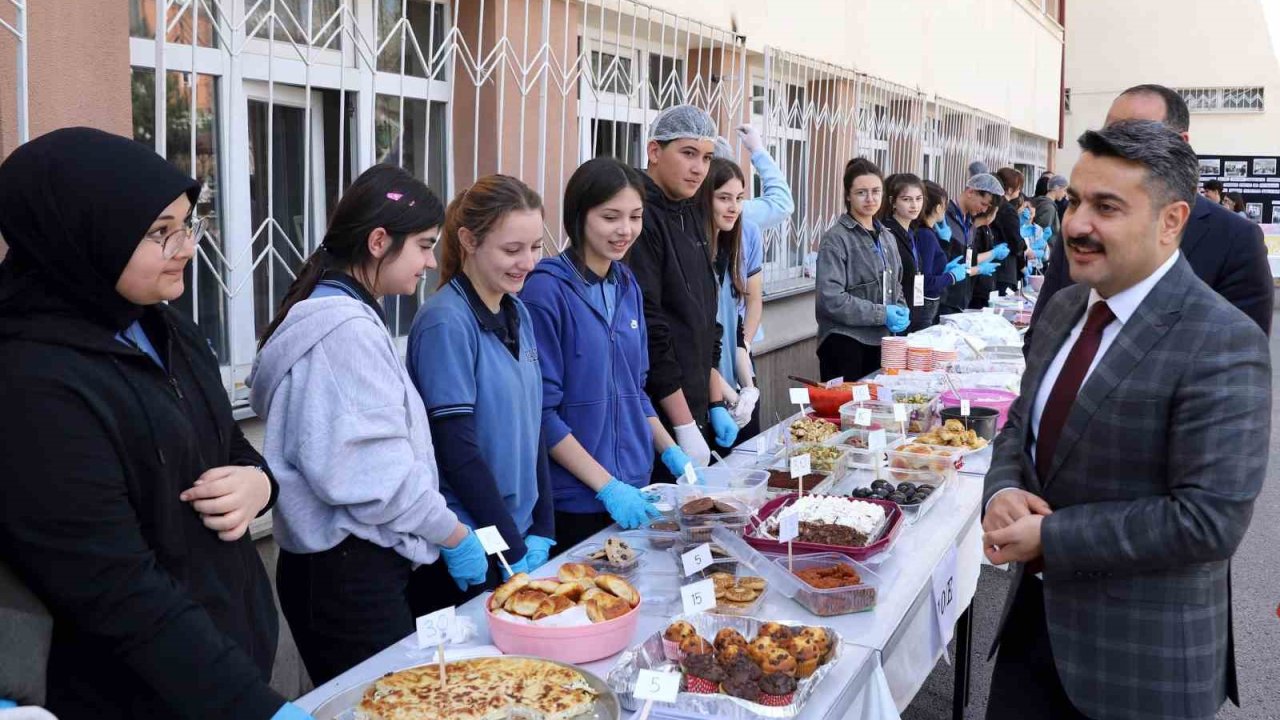 Lise öğrencileri kardeş okul için hayır panayırı düzenledi