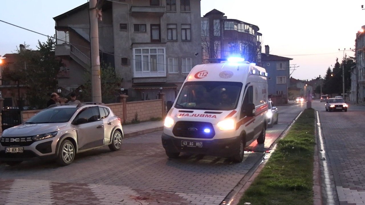Tavşanlı’da otomobil ile motosiklet çarpıştı: 2 yaralı