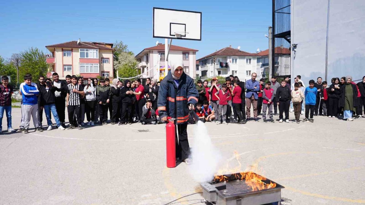 Yangını öğretmenler söndürdü