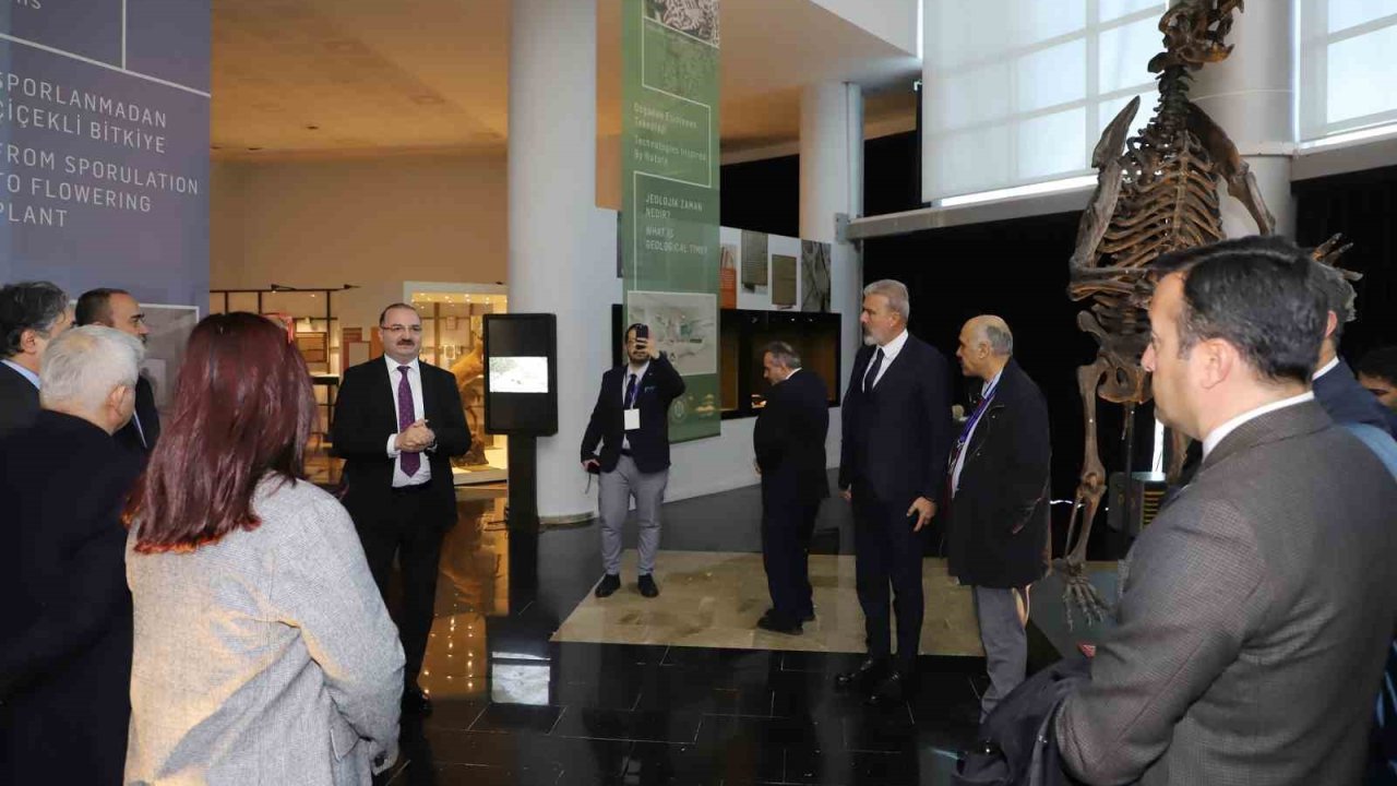 Rektör Hacımüftüoğlu, Türkiye ilaç endüstrisinin öncü isimleriyle bir araya geldi