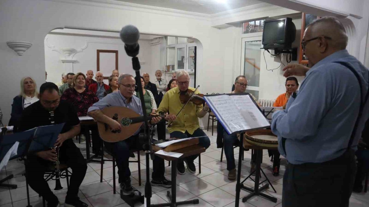 Emekli astsubaylardan Türk Sanat Müziğine destek