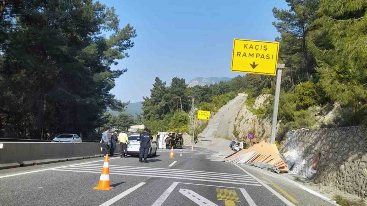 Sakar rampasında freni patlayan kamyon kazasında bir yaralı